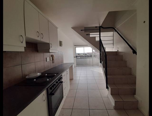 6 BEDROOM APARTMENT FOR SALE IN UITZICHT